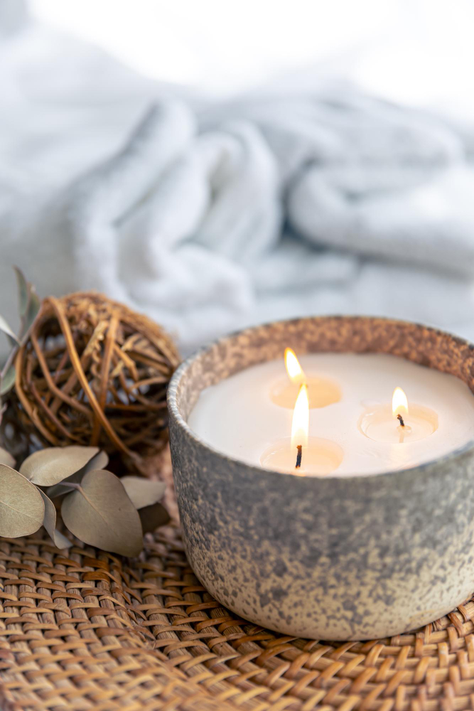 une grande bougie brulante sur un fond flou