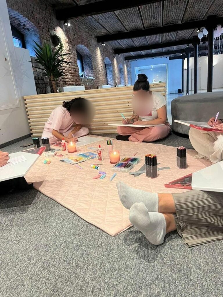 Moment de création sur le tapis rose, bougies et feutres