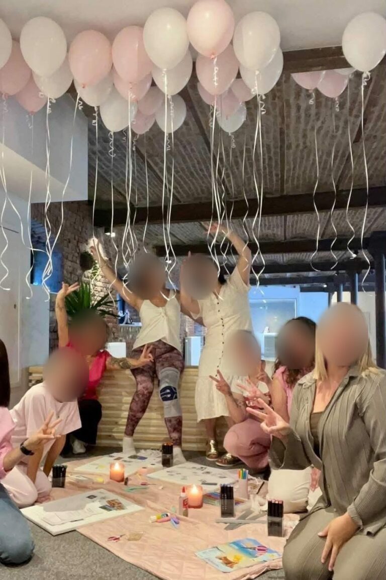 Participantes du cercle de femmes sous les ballons roses au Cocon d'Âme