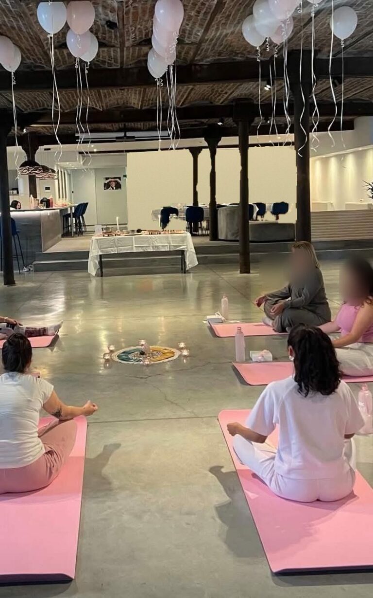 Yoga sur tapis roses autour du centre du cercle, brunch en arrière-plan